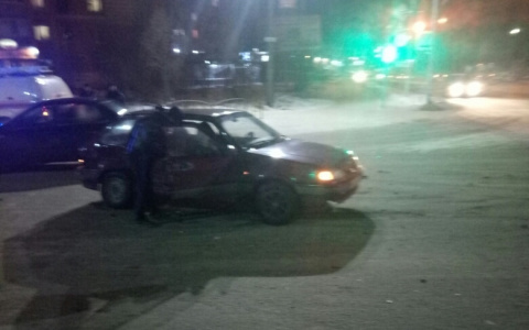 В Сыктывкаре две «Лады» не поделили перекресток, пострадала женщина (фото)