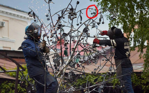 Кузнец из Коми приложил руку к созданию арт-объекта в память о трагедии в Кемерово