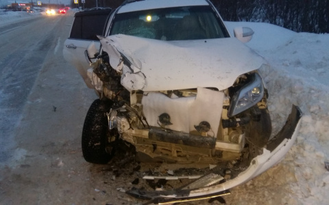 В Коми «Лифан» вылетел на «встречку» и разбился об «УАЗ» (фото)