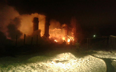 В Коми полностью сгорел многоквартирный дом, три семьи остались на улице