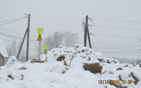 В Сыктывкаре неизвестные засыпали огромными кучами песка столбы электропередач