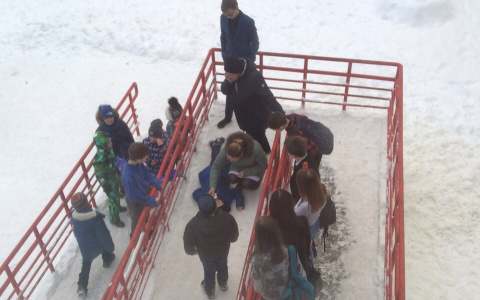 В Сыктывкаре 9-летний школьник упал с перил прямо на спину, ему вызвали «скорую»