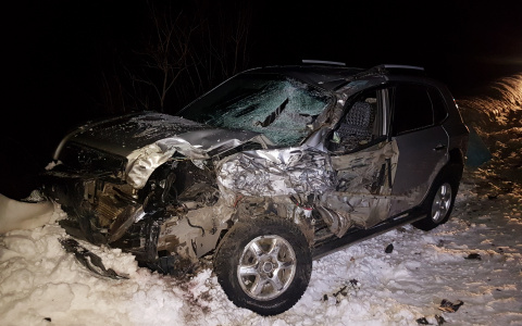 В Коми «Урал» вылетел на встречную полосу и смял «Хендай» (фото)