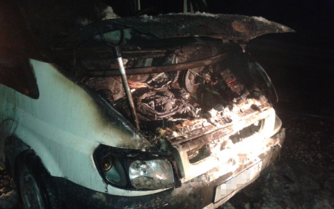 На трассе в Коми микроавтобус загорелся прямо на ходу  (фото)