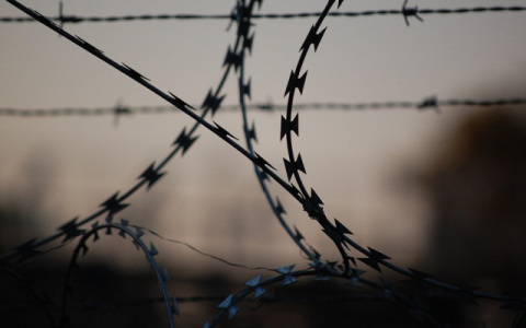 Житель Коми, который протаранил дорожный знак на трассе, отправится за решетку