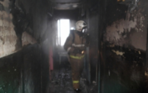 В Коми пожарные спасли двух человек из горящего жилого дома
