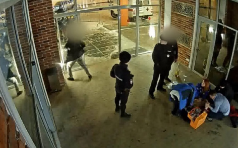 Появилось видео драки около ТРЦ в Ухте, где погиб 30-летний парень