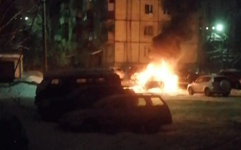 В Сыктывкаре во дворе дома полыхал «Шевроле»: пламя перекинулось на соседнее авто (фото)