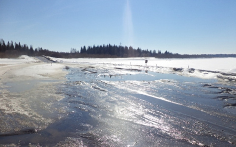 В Коми спасатели эвакуировали 76-летнюю бабушку, которая «застряла» на ледовой переправе