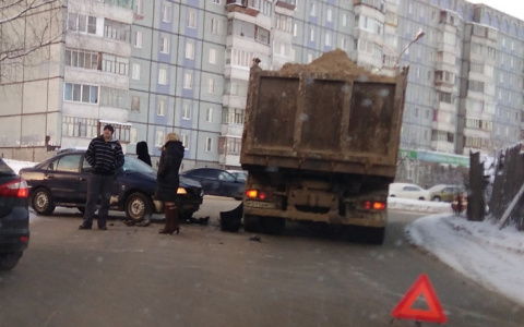 В сыктывкарской Орбите столкнулись «МАЗ» с песком и легковушка (фото, видео)