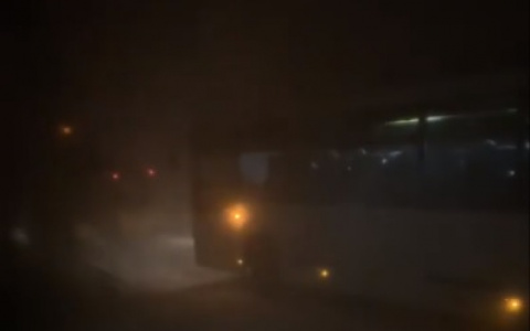 В Коми в лютую пургу посреди тундры застряли два автобуса с людьми (видео)