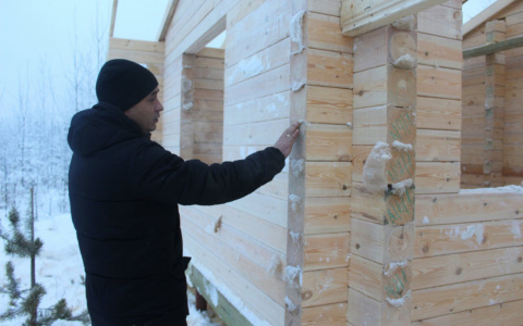 Сыктывкарский мастер рассказал, почему строить дом лучше зимой  и можно ли возвести его за месяц