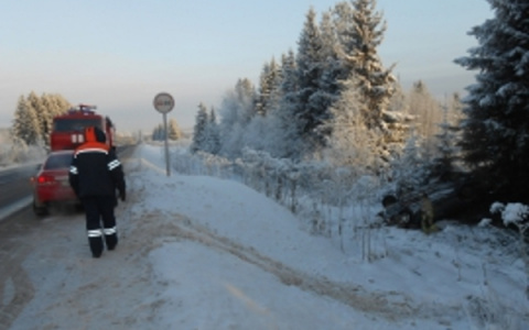 В Коми «бесправный» водитель улетел в кювет и сломал позвоночник