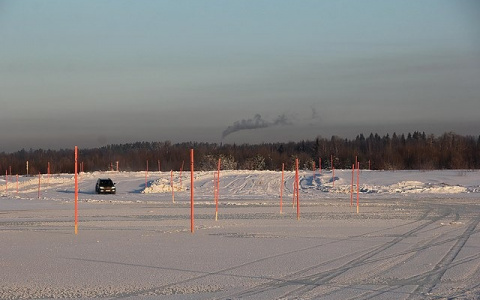 В Сыктывкаре укрепили ледовую переправу для автомобилей
