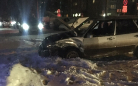 В Сыктывкаре «ВАЗ» протаранил «Рено» на перекрестке (видео)