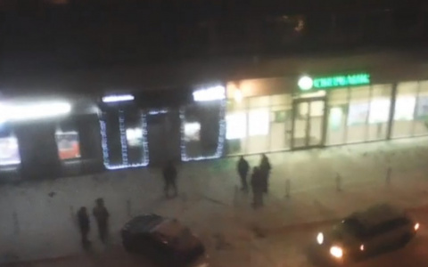 Сыктывкарец вдребезги разнес витрину магазина, а затем сопротивлялся полицейским (фото, видео)