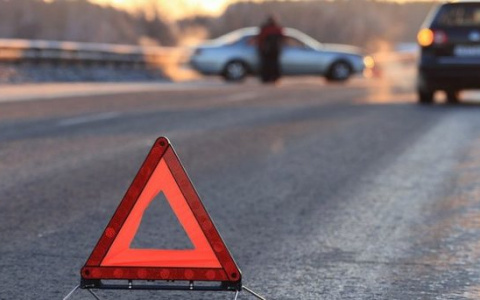 В Коми злостный нарушитель влетел во внедорожник на трассе, два человека погибли