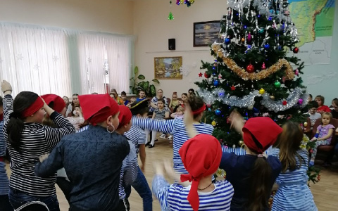 Сыктывкарцы устроили сказочный праздник детям, которые проведут Новый год в больнице