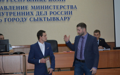 В Сыктывкаре наградили мужчину, который спас девочку от отца с ножом