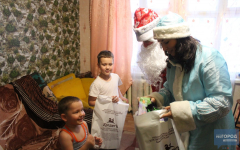 Дед Мороз и Снегурочка исполнили желания сыктывкарцев, которые отправили письма новогоднему волшебнику (фото)