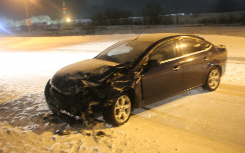 В Коми водитель «Лады» не уступил дорогу «Форду» и потерял колесо (фото)