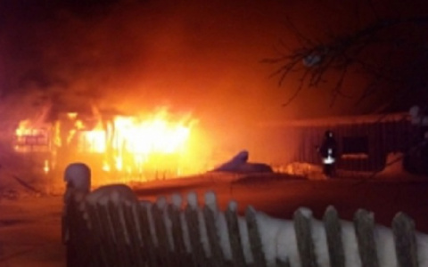 В Коми за сутки сгорели четыре домика-бытовки для рабочих