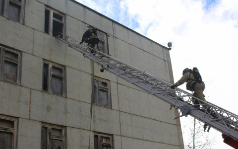 В Коми загорелся магазин, который находится на первом этаже жилого дома