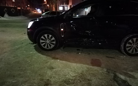 В Сыктывкаре «Лада» протаранила внедорожник: от удара он вылетел на тротуар