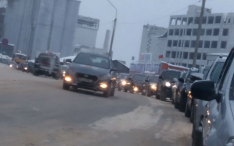 В Сыктывкаре из-за пустого поезда образовалась огромная пробка