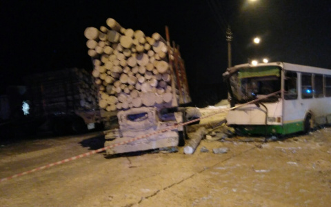 На водителя лесовоза, который столкнулся с лесовозом в Сыктывкаре, завели дело