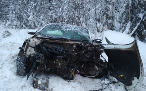 В Коми на трассе столкнулись сразу три автомобиля, четыре человека в больнице (фото, видео)