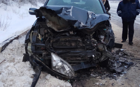 В Коми водитель «Опеля» вылетел на встречную полосу и протаранил «Хонду» (фото)