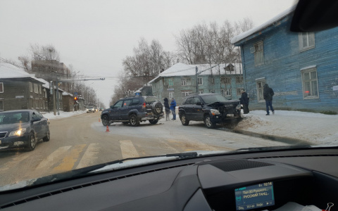 В Сыктывкаре не смогли разъехаться два внедорожника: из-за ДТП одна машина разлетелась вдребезги