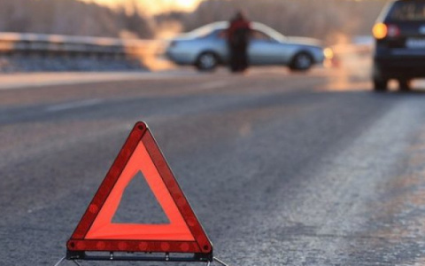 В Сыктывкаре столкнулись две легковушки и автобус: пострадала 18-летняя девушка