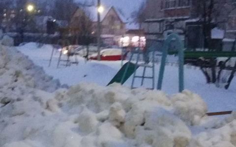 В Сыктывкаре больше 5 лет каждую зиму грязный снег «вывозят» на детскую площадку