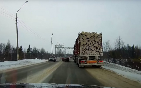 В Сыктывкаре закрыли дорогу, по которой лесовозы объезжали пункт весового контроля