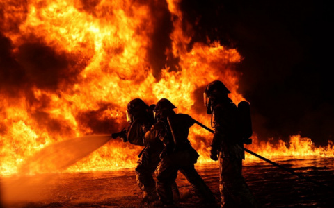 В Коми полыхает гаражный комплекс: пожарные борются с огнем уже третий час