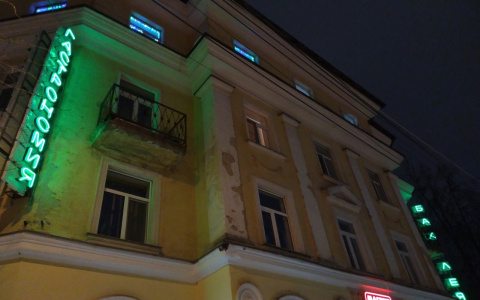 Возле легендарного магазина, который исчез с улиц Сыктывкара, восстановили вывески времен СССР