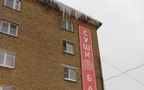 «Все это может рухнуть на людей»: в Сыктывкаре огромные сосульки свисают прямо над пандусом для колясок