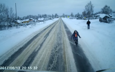 В Коми девушка выбежала на дорогу и решила прилечь перед фурой, которая ехала на неё (видео)