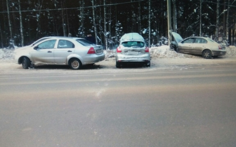 На дороге Сыктывкар-Эжва столкнулись четыре автомобиля: один из них въехал в опору ЛЭП (видео)