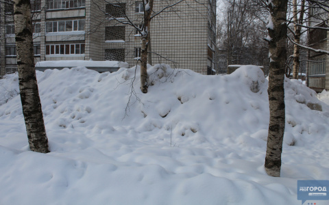 В Сыктывкаре коммунальщики устроили во дворе «склад» для снега