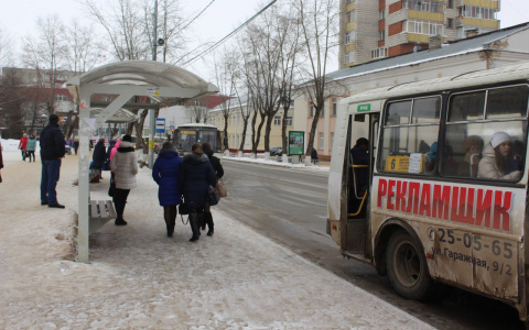 В Сыктывкаре кондуктор не пустил в автобус маму с коляской из-за сильной спешки