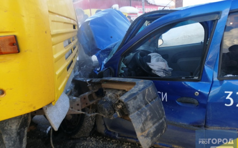 В Сыктывкаре такси влетело под «КамАЗ»: перед машины превратился в металлолом (фото)