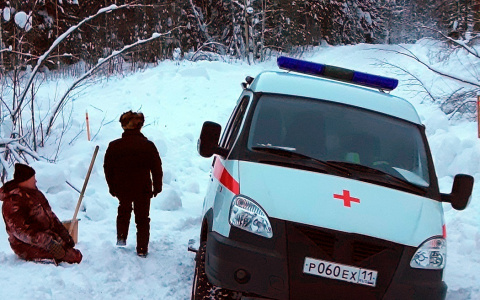 В Коми несколько часов вытаскивали «скорую» с пациентом, которая застряла на зимнике (фото)