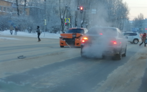 В Сыктывкаре столкнулись «ВАЗ» и «Черри»: отечественный автомобиль остался без капота