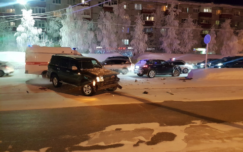 В Коми невнимательный водитель «Ленд Крузера» протаранил «Инфинити» на развороте (фото)