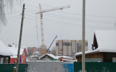Сыктывкарцы встревожены: в городе «падает» башенный кран
