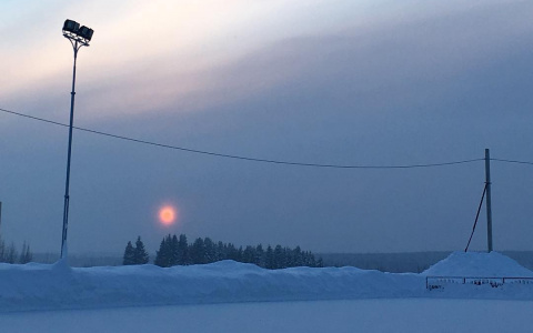 Фото дня в Сыктывкаре: солнце выглядывает из облаков, которые заходят за горизонт