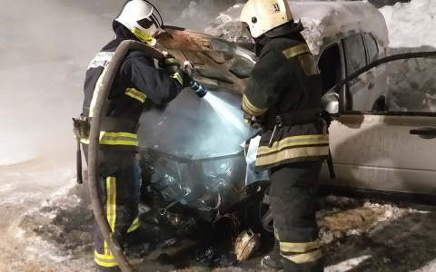 За сутки пожарным Коми пришлось тушить сразу две машины